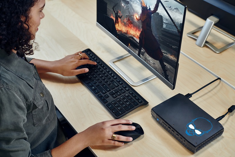 Slika najnovejšega NUC računalnika, ki je primeren za igre in kot delovna postaja.