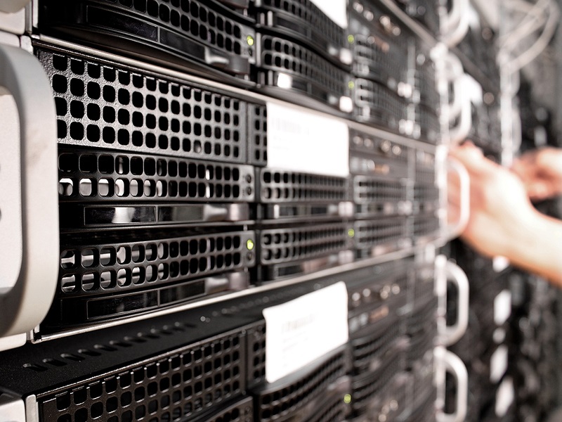 Primer strežnika, ki poganja spletne strani in druge aplikacije.