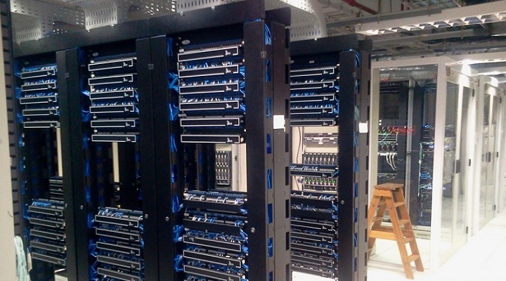 Slika strežnikov v podatkovnem centru.