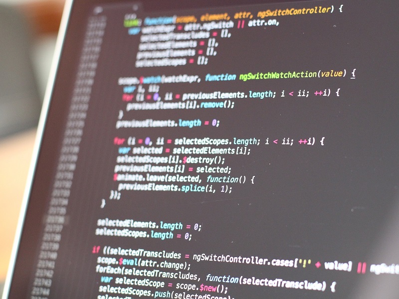 Prikaz spletnih kod za računalniškem zaslonu.