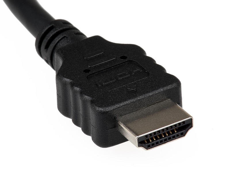 Klasični HDMI kabel slikan s sprednje strani.