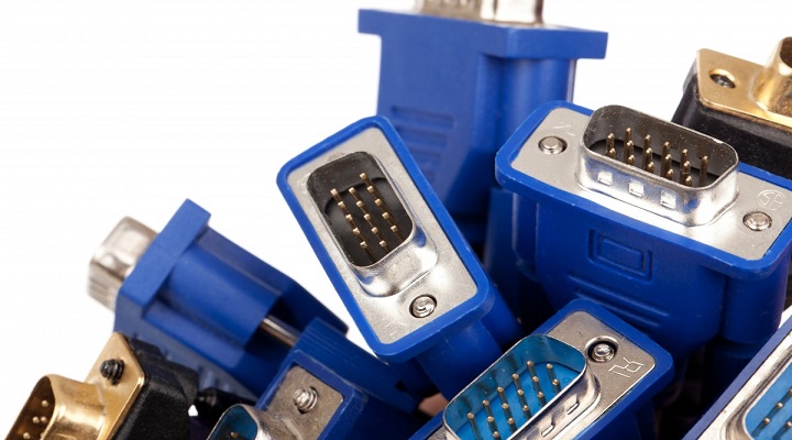 Slika računalniških modrih VGA kablov.